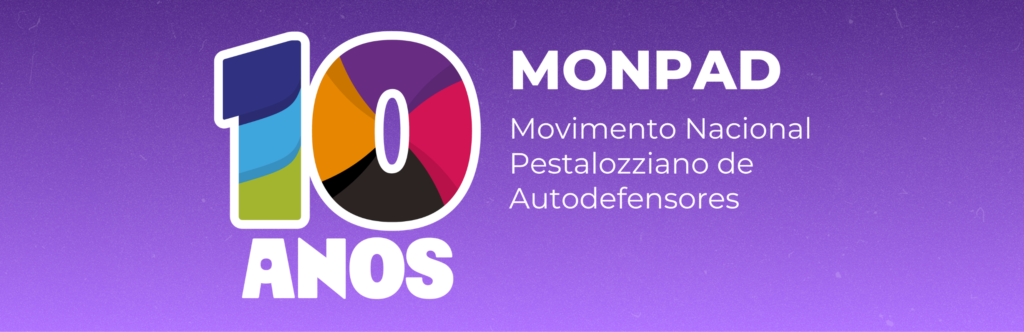 Formato: Banner retangular horizontal. Fundo: Gradiente em tons de roxo vibrante com leve textura. Lado esquerdo: Numeral grande "10" com contorno branco espesso. O número 1 é preenchido por camadas em tons de azul-escuro, azul-claro e verde. O número 0 é formado por fatias coloridas em forma de moinho nas cores roxo, magenta, vermelho, preto e amarelo. Abaixo do numeral 10, a palavra "ANOS" escrita em letras maiúsculas, brancas e em negrito. Lado direito: Na parte superior, a sigla "MONPAD" em texto grande, branco, em negrito e sem serifa. Logo abaixo, o texto explicativo em fonte branca e fina: "Movimento Nacional Pestalozziano de Autodefensores".